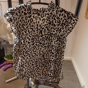 Blus - Storlek L  Använd 1 gång