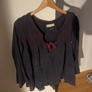 odd molly blus - mörkblå blus från odd molly med superfina detaljer på💕 storlek 3 alltså L men passa M också, aldrig använd därför i toppskick