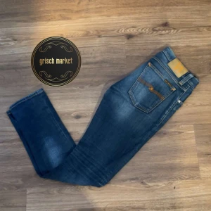 Nudie jeans Tight Long John  - Ett par sköna nudie jeans i modellen ”Tight Long John” som är slimmad | 29/32 som sitter riktigt snyggt på modellen, han är 170cm och 55kg, mått finns i pm | inget tecken på använding, skick 10/10 | nypris ca 1500 | priset är inte hugget i sten! |