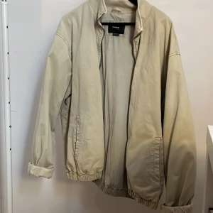 PULL&BEAR jacka - Tunn herrjacka från pull&bear🤍 Ljusgrön, snygg som oversized då den är i storlek XL. Fint skick men lite sliten på en insida ärm, flitigt använd. Nypris:500