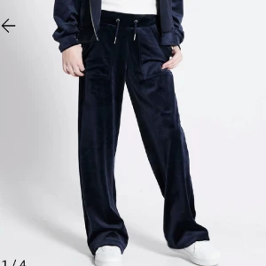 Byxor från kager 157 - Säljer dessa byxor från lager 157 i strlk 140❤️ slutsålda nästan över allt, low waist,aldrig andvända. Fick fel storlek 