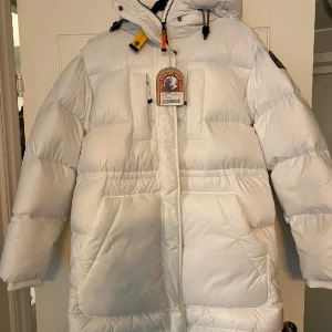 Vinterjacka Parajumper  - Hej,  Säljer min Parajumper vinterjacka. Använd två vintrar och är otroligt varm. Jackan är kemtvättad två gånger, i fint skick. Storlek S Obs bilderna är tagna på jackan vid inköp. Bild på defekter i DM.  Pris kan diskuteras. Hör av dig vid frågor! 