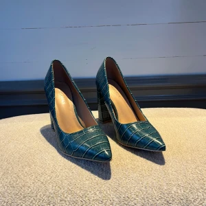 Statement piece klackskor, strl.37 - Statement piece skor! Knappt använda och säljer då de tyvärr är för små. Tveka inte på att höra av dig gällande mer bilder eller information💕 Skorna har strl.37