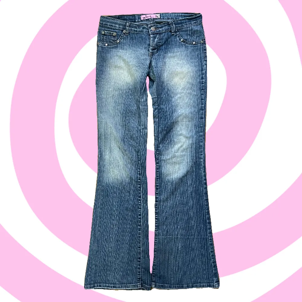 Säljer dessa snygga byxor då de tyvärr inte kommer till användning. Jeansen har blivit insydda längs benen som gör dem mer lågmidjade, men inget man tänker på. Skriv om du har fler frågor!. Jeans & Byxor.