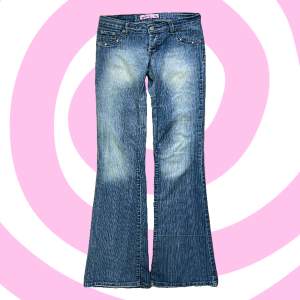 Säljer dessa snygga byxor då de tyvärr inte kommer till användning. Jeansen har blivit insydda längs benen som gör dem mer lågmidjade, men inget man tänker på. Skriv om du har fler frågor!