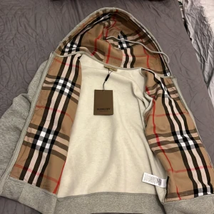 Burberry Zip Hoodie - Helt ny burberry tjocktröja aldrig använd.   Julklapp från NK men satt inte så bra så vill gäller sälja den än att låta den ligga hemma vid snabb affär kan sänka priset lite 