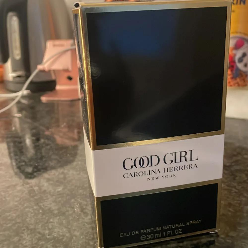 Super populär parfym som är väldigt kvinnlig och sensuell.Jag säljer denna parfymen för att jag har redan en stor så jag behöver inte denna lilla plus jag har så många andra parfymer som jag använder av.. Övrigt.