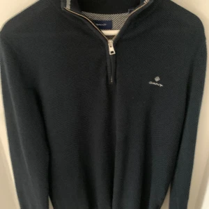 Gant halv zip - En snygg gant halv zip i storlek S men passar M. Bra skick