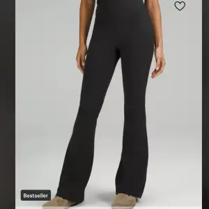 Lululemon tights flared pant Nulu i storlek 4. De är i användt skick därav priset!💕 skriv pm gör egna bilder  (nypris 1380kr)