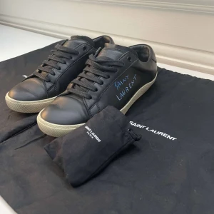Saint Laurent skor - Säljer ett feta Saint Laurent skor! Condition 9/10 Storlek 40 Tveka inte på att höra av dig vid minsta lilla fråga eller fundering!