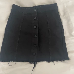 Svart jeanskjol - Söt kjol från Gina! Passar till alla tillfällen ❤️‍🔥