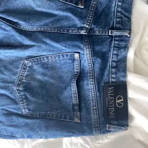Super coola valentino jeans som är baggy. Priset är inte skrivet i Sten och skriv till mig vid frågor elelr om du vill ha flera bilder.
