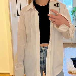 Skjorta med knytdetaljer - Vit oversized skjorta från NA-KD med knytdetaljer på ärmarna. Storlek XXS. 75:- ex frakt. 