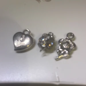 Berlocker/charms💖💕😻 - Jätte fina berlocker/ charms❤️ Kommer i kit kan oxå köpas separat. Alla tre kostar 30 tsm. 1st kostar 10