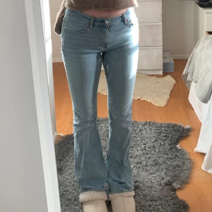 Blåa jeans  - Säljer dessa jeansen då dem inte kommit till användning då dem är för långa på mig som är 163 cm. 