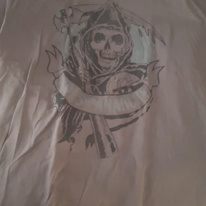 T-Shirt Sons of Anarchy - T-Shirt med Sons of Anarchy tryck.