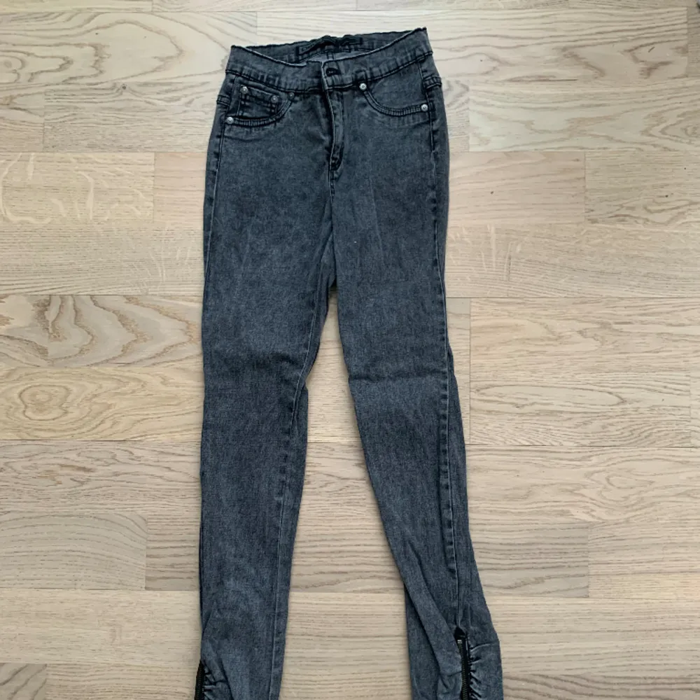 Gråa stuprörsjeans ifrån ONLY, har dragkedja längst ner 😊storlek XS. Jeans & Byxor.