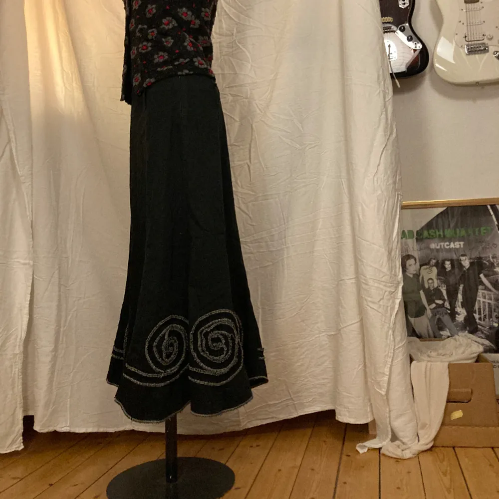 Lång kjol med spiralmönster. Storlek L. . Kjolar.