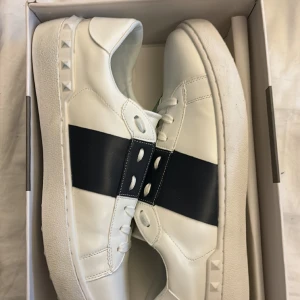 Valentinos  - Säljer nu mina valentinos för att dom är för stora  använda 2 gånger väldigt fint skick kan även tänka mig att byta mot några andra skor 