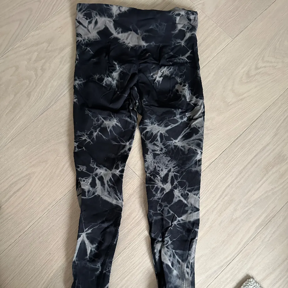 Snygga träningstights med scrunch i rumpan . Farkut & Housut.