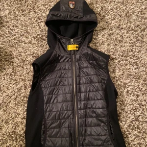 Parajumper väst - Hej! Jag säljer nu min parajumper väst som är förliten för mig, den är använd men den är som ny skick. Storlek L i dam storlek men jag är en kille å jag har kunnat haft den. Är 185 lång så den börjar bli förliten i bak.
