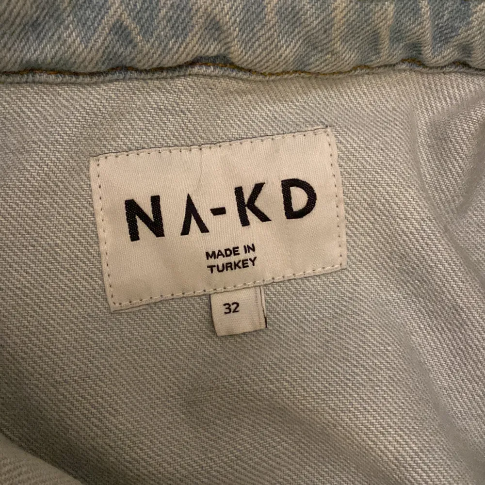 Säljer en jättefin jeansjacka från NA-KD som tyvärr inte används. Har använt den 1 gång men jag passade inte i den. 🤗. Jackor.