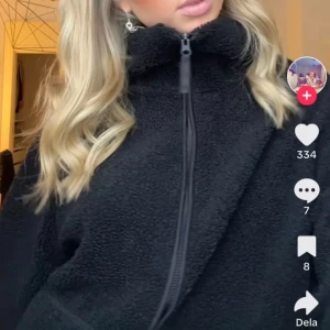 Teddyjacka - Säljer den här fina teddyjackan endast använd två gånger💕