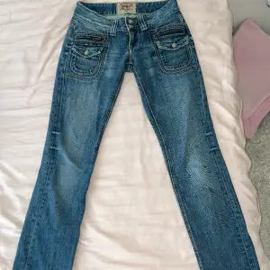 Vintage lågmidjade jeans från guess. 