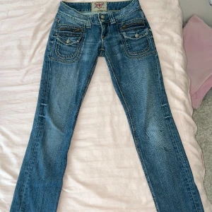 Lågmidjade dam jeans  - Vintage lågmidjade jeans från guess. 