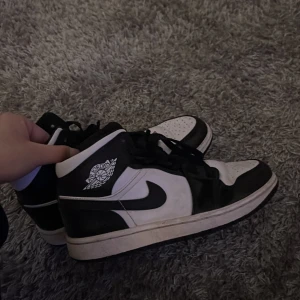 Jordan 1 carbonfiber - Jag säljer mina jordan 1 storlek 37.5. Jag har faktiskt inte använt skorna så mycket kanske MAX 8 gånger för jag var så rädd om dom. 