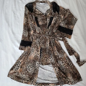 Nattlinne med Kimono S/38 - Säljer denna vackra nattlinne med tillhörande kimono. Är endast provanvänt. Produkten är i mycket bra skick och materialet är också jätteskön. Storlek S/M eller 36/38.