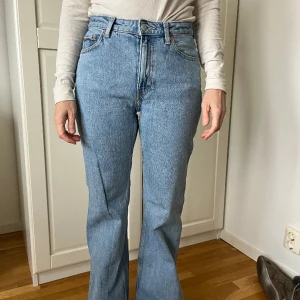 Jeans  - Sparsamt använda jeans från WEEKDAY. Hög midja och lite utsvängda.