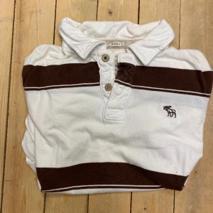 Vintage Abercrombie and fitch pike - Riktigt snygg brun vit randig pike från Abercrombie and fitch 🔥storlek m skick 9/10💯 skriv gärna vi minsta fundering🤗