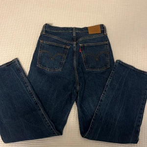 Levis jeans - Levis jeans i bra skick. W29 L29, säljer pågrund av att de inte längre passar mig 💕modell ribcage straight 