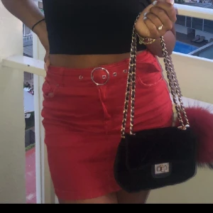 Kjol berskha  - Snygg röd kjol i denimmaterial