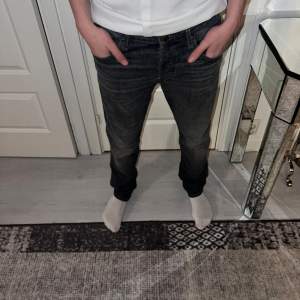 Säljer ett mar mörkgråa byxor från jack&jones använd ett få tal gånger inga defekter alls på dom. Köptes för 999kr säljer för endast 720kr. Kan diskutera pris vid snabb affär, vid frågor hör av er!