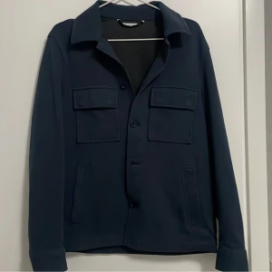 Zara overshirt  - Zara Overshirt | Perfekt för den inledande våren 🍃 | Nypris 500kr | Mitt pris 350 | köparen betalar för frakten 📦