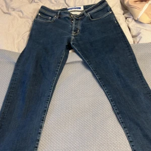 Jacob cohen jeans - Slitet märke på baksidan så därför så billigt
