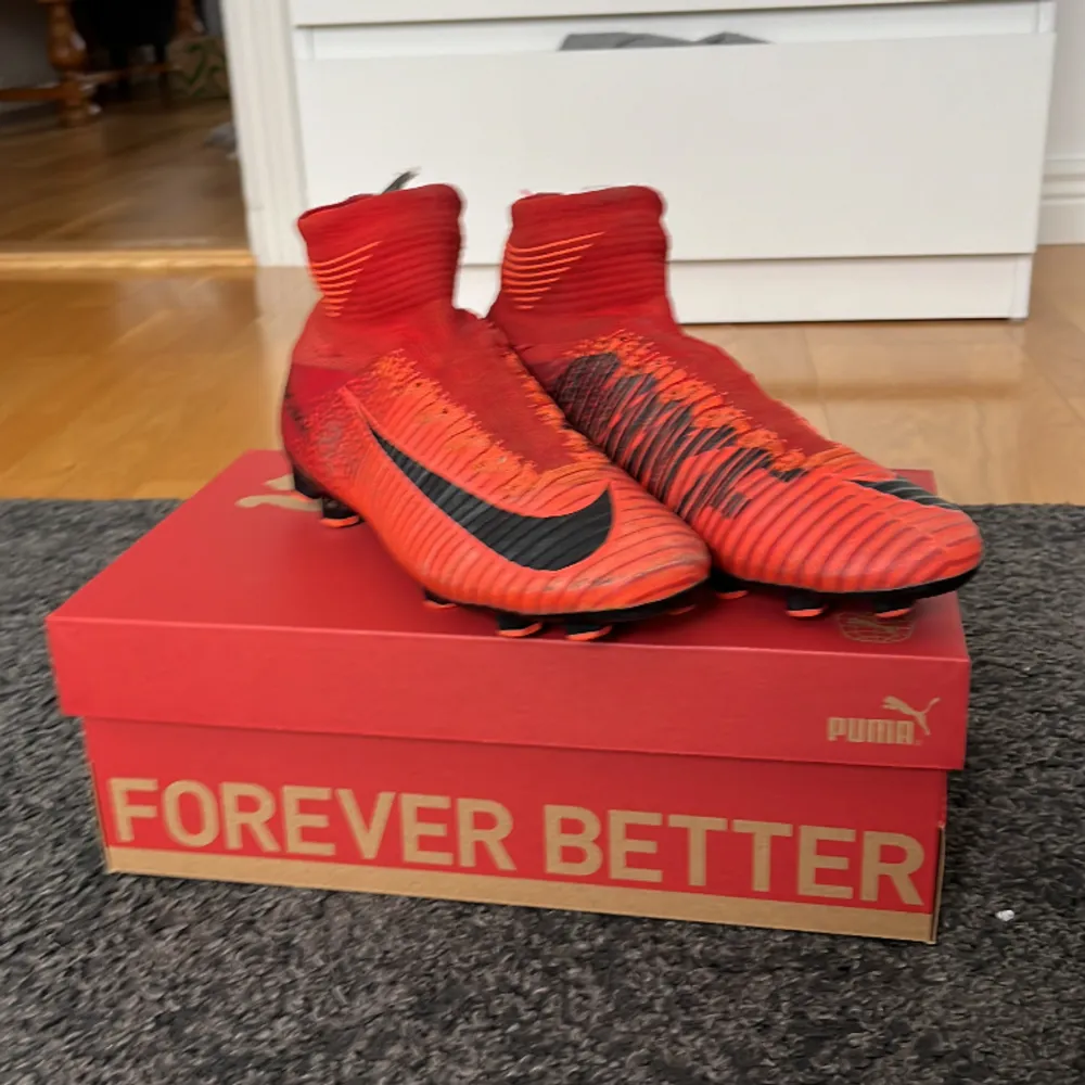 Storlek 37-38 Mercurial Nike skor i bra skick! Extremt snygg och unik modell! Snörerna är utplockade man kan Snöra de själv om man vill ha snöre!. Kengät.
