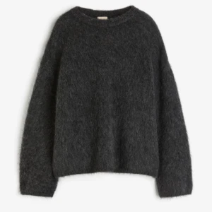hm mohair tröja - säljer denna populära mohair tröjan från hm som är helt slutsåld, har inte kommit till användning💕köptes för en månad sen🫶🏼