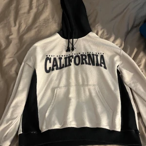 Vit/blå hoodie från Pull&Bear - En vit/blå hoodie köpt från Pull&Bear för några år sen. Helt okej skick. 