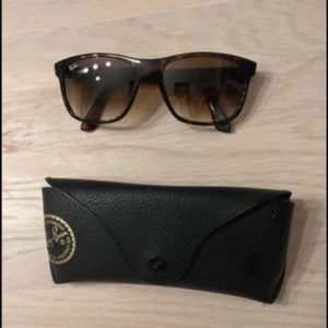 Rayban 4181 - Rayban 4181 i helt nyskick endast testade Nypris 1300kr