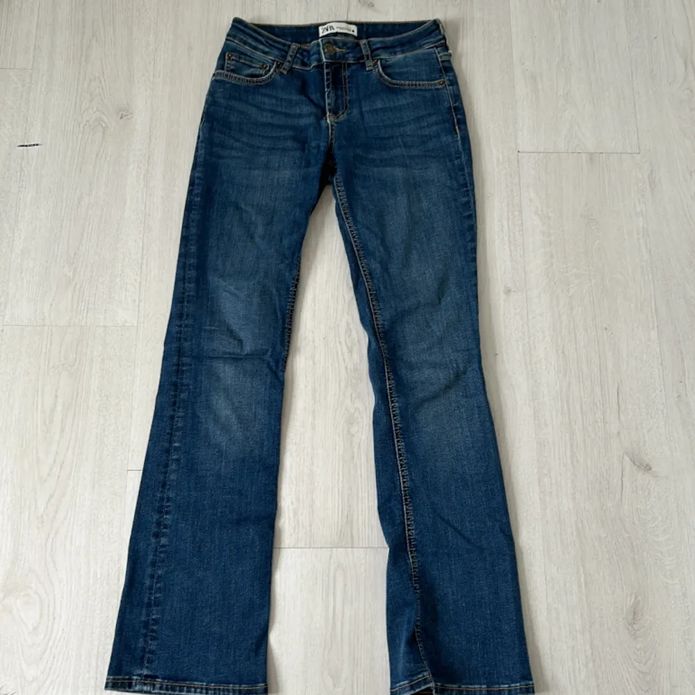 Jag säljer mina mörkblå lågmidjade Bootcut jeans ifrån zara då de blivit lite för små och inte kommer till användning längre. De är köpta förra året men ändå i bra skick, de är stretchiga i materialet men kontakta mig för fler bilder och mått🥰💕. Jeans & Byxor.