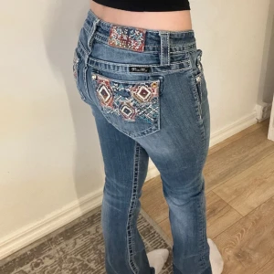 Miss me - Miss me jeans som är lowwaist och straight. Fint skick och inga fläckar❤️ midjemåttet tvärs över är 40cm och innerbenslängden är 80cm❤️ jag är 168❤️W29
