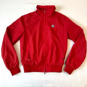 Så snygg röd jacka! passar bra på XS-S! Snyggt med lågmidhade byxor💋