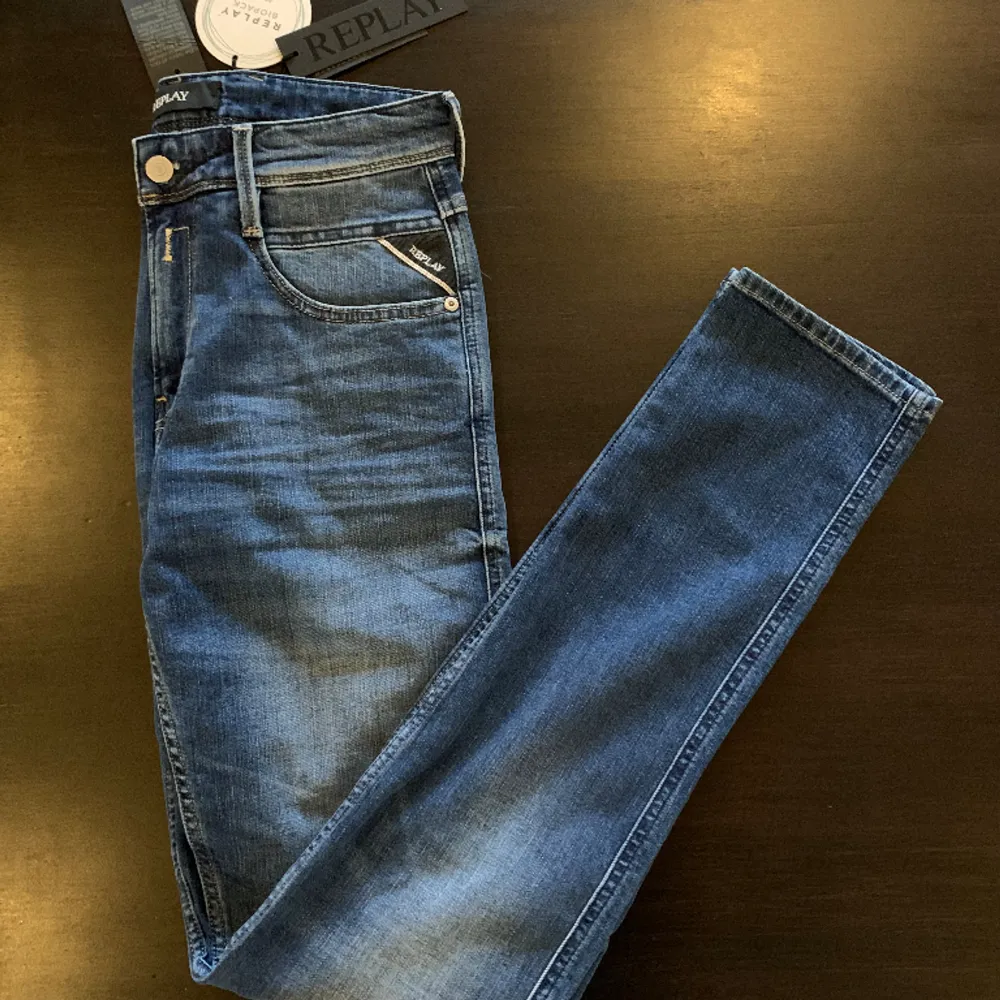 HELT NYA! Ett par replay jeans som aldrig varit använda. Helt nyskick och alla tags finns kvar. Modellen är anbass och har passformen slimfit och passar 175-185. Nypris ligger runt 1800kr. Jeans & Byxor.