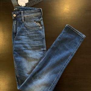 HELT NYA! Ett par replay jeans som aldrig varit använda. Helt nyskick och alla tags finns kvar. Modellen är anbass och har passformen slimfit och passar 175-185. Nypris ligger runt 1800kr