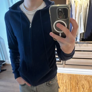 Kashmir zip up - Sjukt snygg Kashmir zip up från John Henric som tyvärr blivit för liten. Skicket på den är 10/10 o den har inga tecken på användning🤝 Nypris på denna ligger på 2200 men jag säljer för endast 1700. Skriv om ni har några frågor!