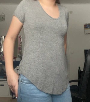 Grå urringad t-shirt - En jätteskön t-shirt som knappast är använd. Tyget är väldigt skönt💞 