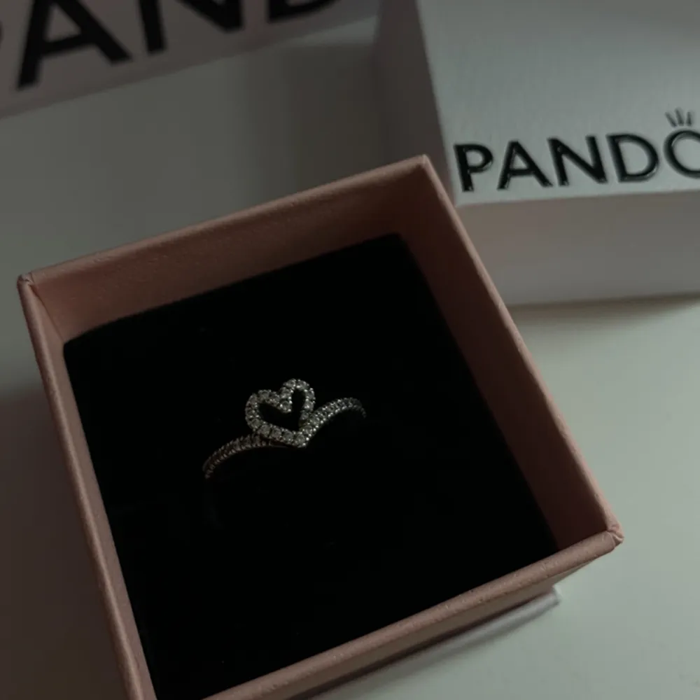 Säljer min Pandora heart ring för har ingen användning av den längre💞 i storlek 48 använd några gånger bara i jätte bra skick💞. Accessoarer.